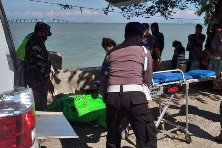 Beberapa Petugas saat Mengevakuasi Mayat yang mengapung di Perairan Bangkalan