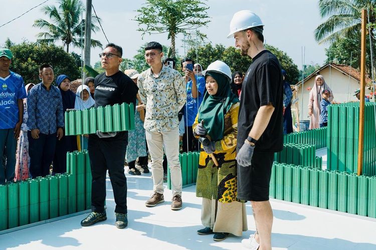 Marc Klok (paling kanan) bersama Marc Klok Foundation sedang menyaksikan proses awal pembangunan Sekolah Luar Biasa (SLB) Budi Mulia di salah satu desa di Cililin Kabupaten Bandung Barat.