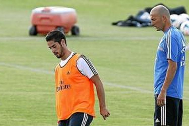 Gelandang anyar Real Madrid, Isco (kiri), mendapat latihan khusus dari mantan pemain terbaik dunia, Zinedine Zidane (kanan) pada sesi latihan di Valdebebas, Madrid, Selasa (16/7/2013).