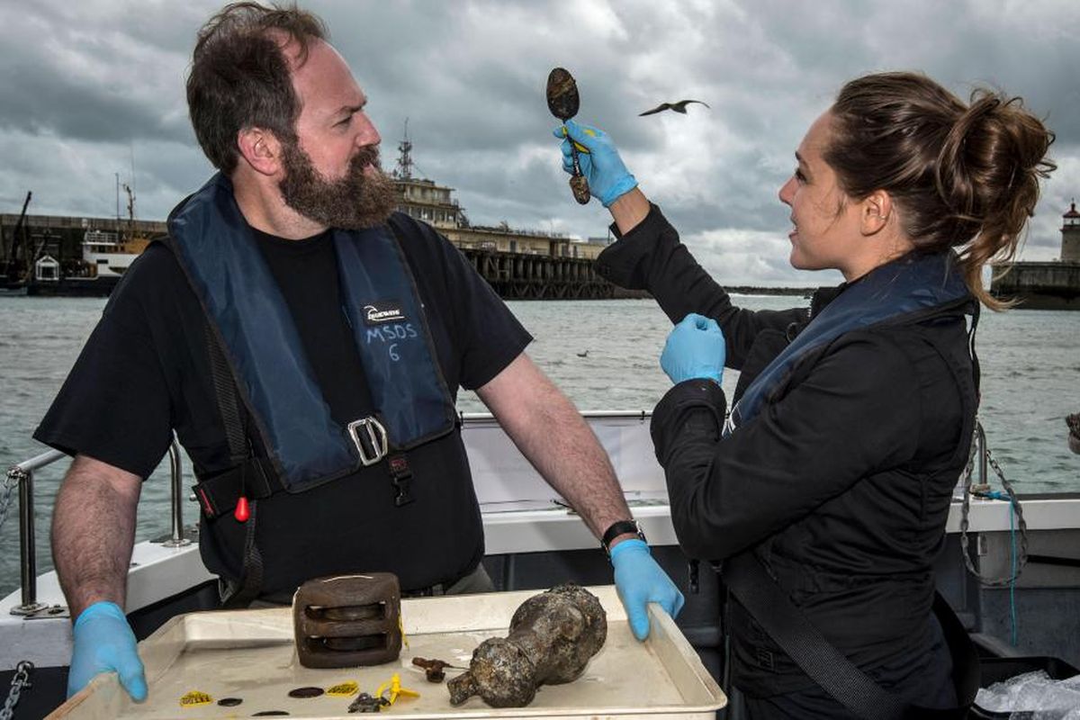 Anggota tim konservasi, Elisabeth Kuiber dan Eric Nordgren, memeriksa sendok dari Rooswijk.