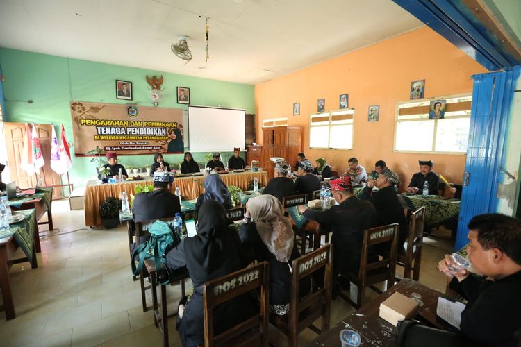 Kepala sekolah saat dikumpulkan oleh Bupati Banyuwangi 