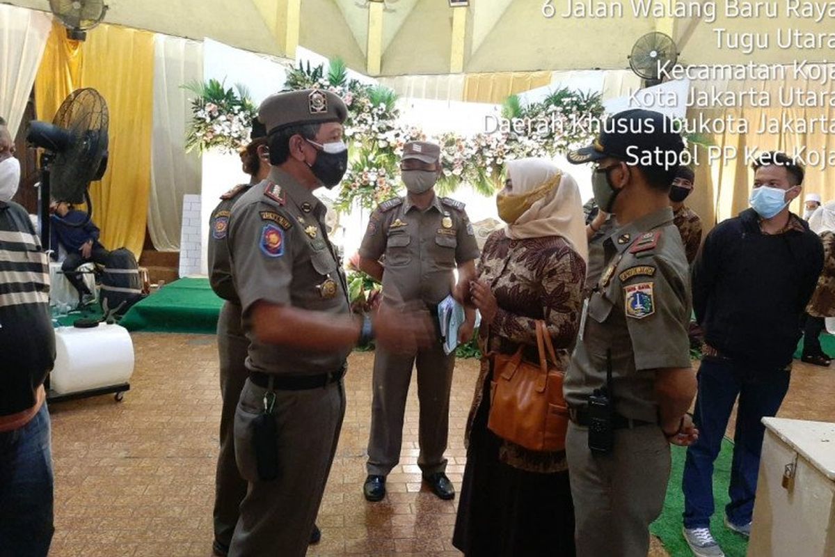 Petugas Satpol PP Kota Jakarta Utara mendatangi kegiatan hajatan pernikahan di Koja karena melanggar aturan PSBB DKI Jakarta, Senin (18/1/2021) 