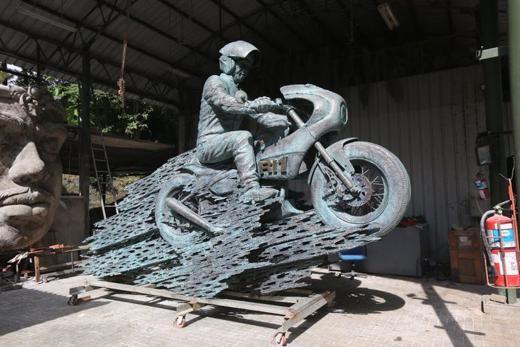 Patung Speed Jokowi karya Nyoman Nuarta 