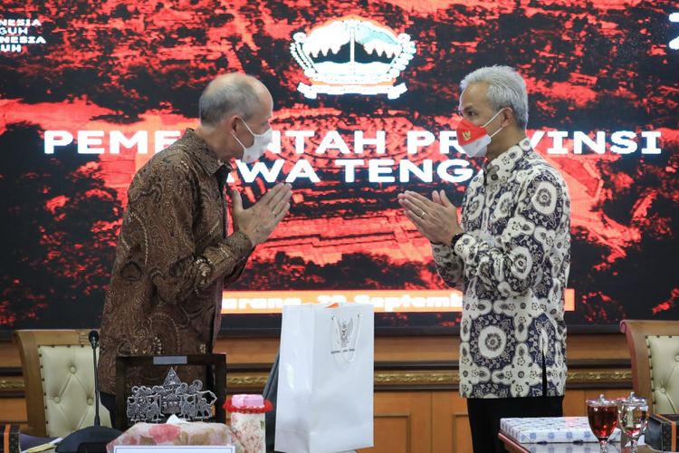 Gubernur Jawa Tengah (Jateng) Ganjar Pranowo saat menerima kunjungan Duta Besar Belanda untuk Indonesia Lambert Grijns ke Jawa Tengah, Rabu (29/9/2021).
