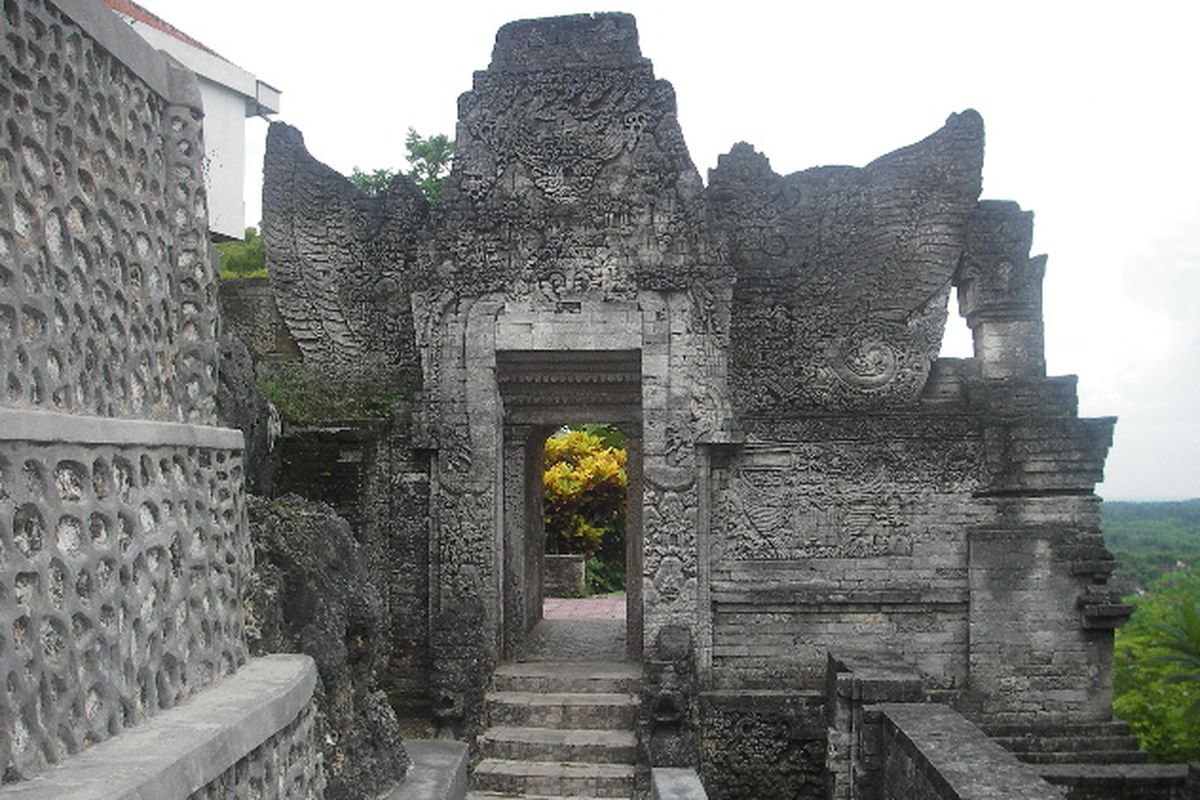 Lokasi Makam Sunan Sendang di Desa Sendang Duwur, Kecamatan Paciran, Kabupaten Lamongan, Jawa Timur.