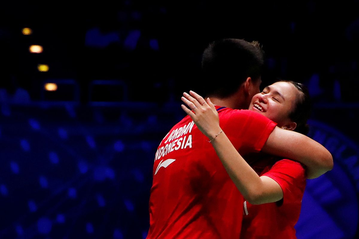 Pebulu tangkis ganda campuran Indonesia Praveen Jordan dan Melati Daeva Oktavianti meluapkan kegembiraannya seusai memenangi laga final ganda campuran All England melawan pebulu tangkis Thailand Dechapol Puavaranukroh dan Sapsiree Taerattanachai di Arena Birmingham, Inggris, Minggu (15/3/2020). Praveen/Melati berhasil menjadi juara All England setelah memenangi pertandingan dengan skor 21-15, 17-21, dan 21-8.