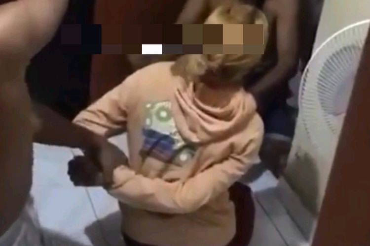 Pelaku pencurian di Denpasar saat kepergok pemilik rumah. 