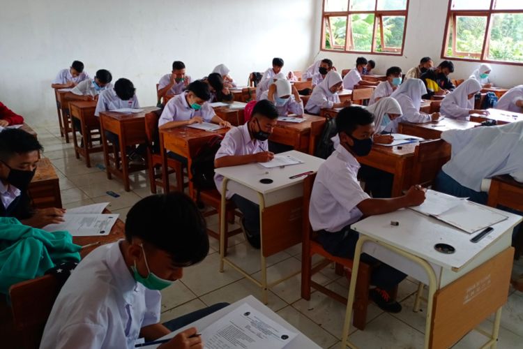 Siswa SMAN 30 Garut mengikuti ulangan di kelas pada Selasa (01/12/2020) setelah pihak sekolah melakukan pembelajaran tatap muka di masa Pandemi Covid-19