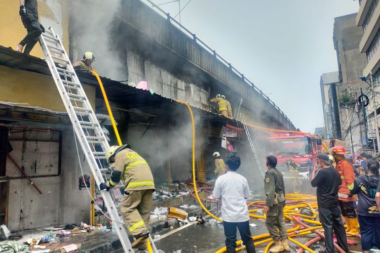 20 kios  pedagang di kawasan Pasar Pagi Jalan Asemka, Pinangsia, Taman Sari, Jakarta Barat, dilanda kebakaran pada Jumat (18/11/2022) siang.