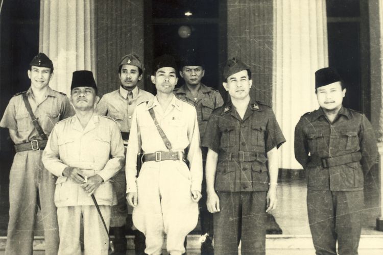 Para pimpinan TNI, Juni 1947. Barisan depan dari kiri ke kanan: Letjen Oerip Soemohardjo, Jenderal Soedirman, Laksamana Muda Nazir, dan Jenderal Mayor Djoko Eujono. Barisan belakang dari kiri ke kanan: Komodor Suryadharma, Jenderal Mayor Sutomo, dan Jenderal Mayor Ir. Sakirman. 