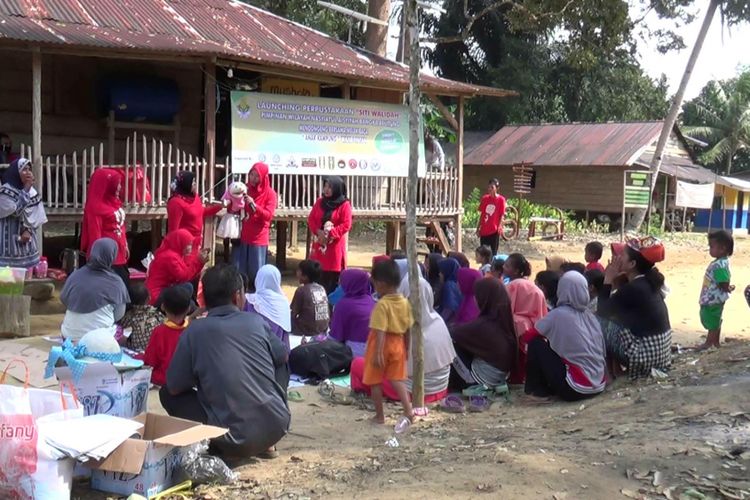Komunitas Kampung Dongeng saat menghibur anak-anak di Dusun Pangkalan Batu Bangka Selatan