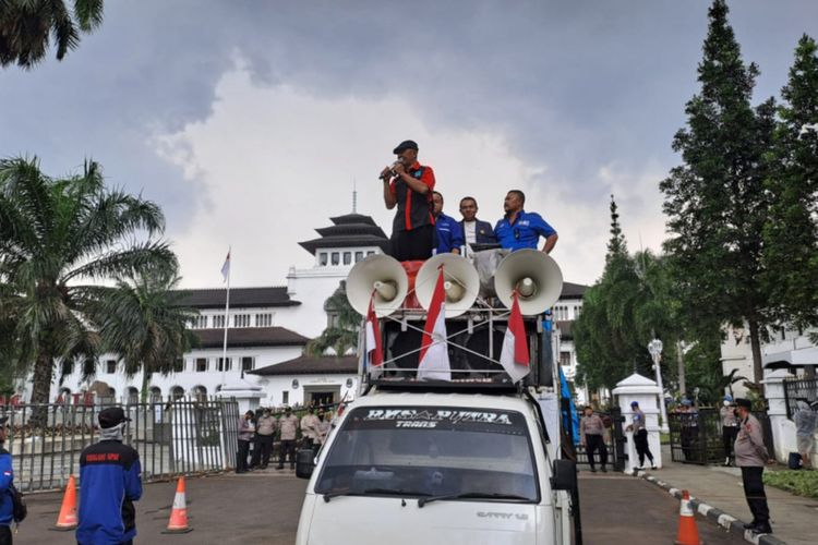 Sejumlah buruh dari Konfederasi Serikat Pekerja Seluruh Indonesia (KSPSI) Jawa Barat (Jabar) melakukan unjuk rasa di depan Gedung Sate, Jalan Diponegoro, Kota Bandung, Jawa Barat, Senin (5/12/2022).