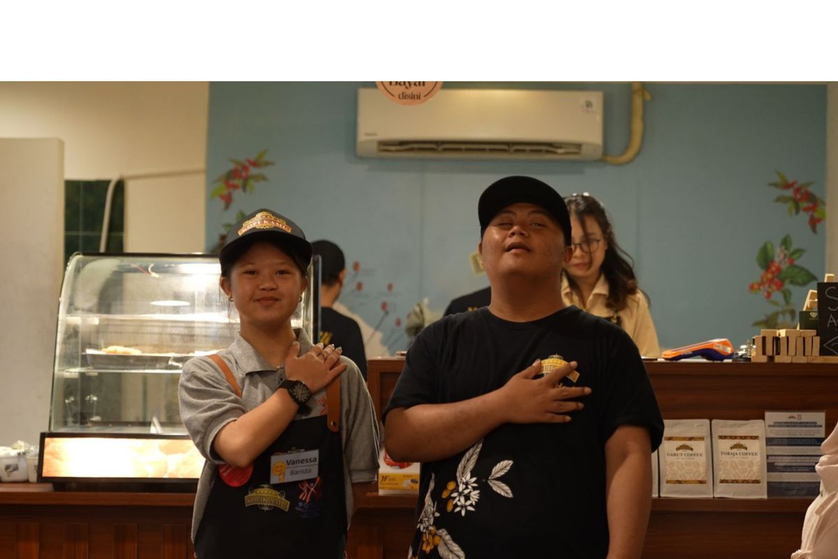 Pekerja down syndrome kedai Kopi Kamu. 