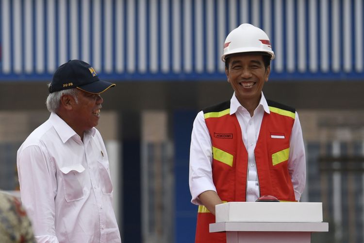 Presiden Joko Widodo (kanan) dan Menteri PUPR Basuki Hadimuljono (kiri) berbincang di sela-sela pengoperasian jalan Tol Depok-Antasari Seksi I di Jakarta, Kamis (27/9/2018). Pengoperasian Tol Depok Antasari (Desari) Seksi I ruas Antasari-Brigif sepanjang 5,8 km tersebut untuk meningkatkan konektivitas antara Jakarta dengan kota-kota penyangga seperti Depok, Bogor dan Kabupaten Bogor.