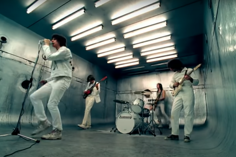 Potongan gambar dari video musik You Only Live Once yang dibawakan The Strokes.