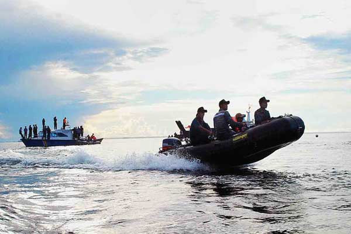 Tim gabungan dari Basarnas, Polisi Air, TNI AL, dan Conservation International (CI) Indonesia, Senin (9/5), menyisir laut di sekitar Tanjung Simora, Kabupaten Kaimana, Papua Barat, lokasi jatuhnya pesawat Merpati jenis MA-60 dengan nomor penerbangan MZ-8968. Pada pencarian hari ketiga, tim gabungan menemukan dua jenazah korban dan kotak cockpit voice recorder (CVR) yang menjadi petunjuk kuat penyebab jatuhnya pesawat.