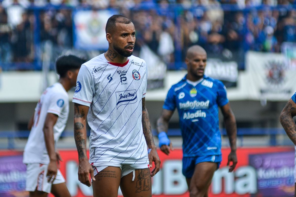 Gustavo Almeida penyerang Arema FC saat dihadapkan pada laga melawan Persib Bandung dalam pertandingan pekan ke-19 Liga 1 2023-2024 di Stadion Gelora Bandung Lautan Api (GBLA), Rabu (8/11/2023). Terkini, Gustavo Almeida dipinjamkan ke Persija Jakarta.