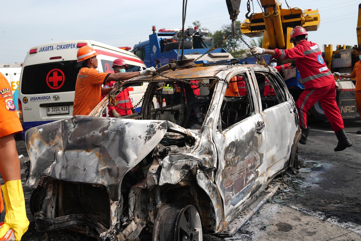 Petugas mengevakuasi bangkai kendaraan yang mengalami kecelakaan di Tol Jakarta-CIkampek KM 58, Karawang Timur, Jawa Barat, Senin (8/4/2024). Kecelakaan yang  melibatkan tiga kendaraan yaitu Bus Primajasa, Grand Max dan Daihatsu Terios tersebut mengakibatkan 12 orang tewas. ANTARA FOTO/Awaludin/Ak/nz