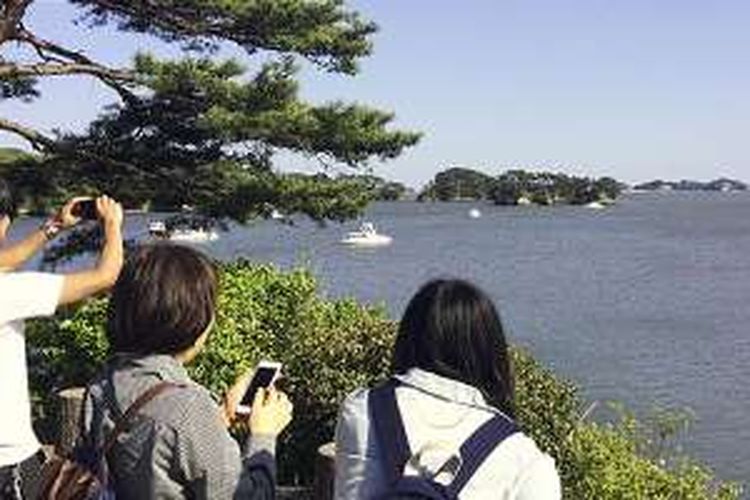 Pariwisata di Teluk Matsushima, kota Sendai, Prefektur Miyagi, Jepang, kembali pulih setelah kota itu luluh lantak diterjang gelombang dahsyat tsunami 2011. Pemerintah dan penduduk setempat bahu-membahu memulihkan bangunan dan infrastruktur yang rusak. Tingkat kunjungan wisatawan kini hampir kembali normal. Tampak wisatawan menikmati keindahan alam dari tepi teluk, pertengahan April 2016.