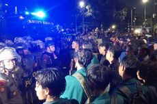 Demo Tolak PPN 12 Persen di Patung Kuda Berakhir Ricuh, Kepala Seorang Polisi Terluka