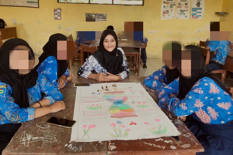 Wiga Kurnia Putri saat mengajar murid-muridnya di salah satu sekolah swasta di Kecamatan Muncar, Banyuwangi Regency