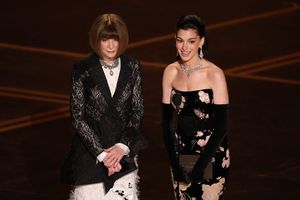 Gaya Anne Hathaway dan Anna Wintour Saat Jadi Presenter Oscar 2026
