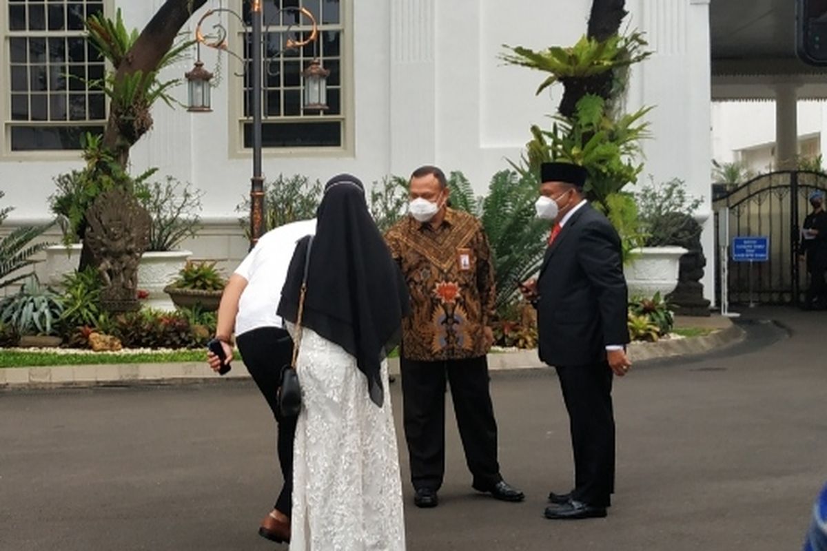 Sekjen PBB Afriansyah Noor (memakai peci) saat berbincang dengan Ketua KPK Firli Bahuri (berbaju batik) di kompleks Istana Kepresidenan, Rabu (15/6/2022).