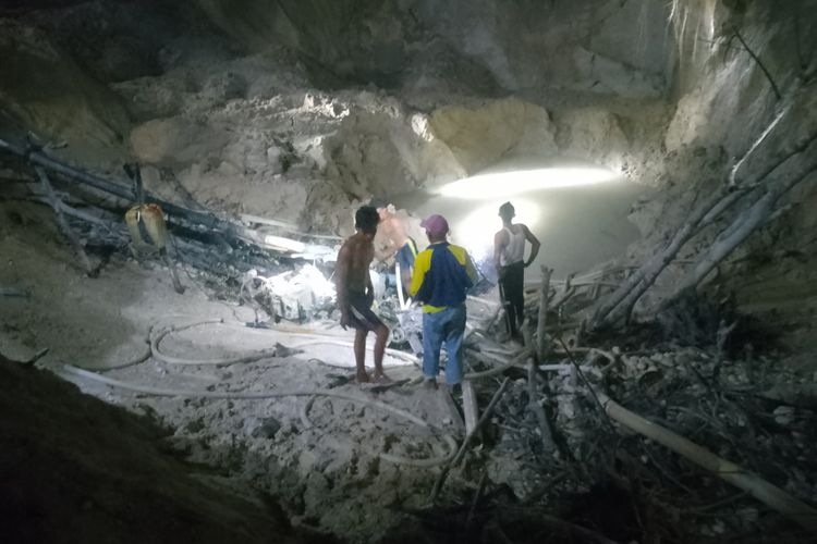 Petugas saat mencari korban tertimbun longsor di lokasi tambang emas ilegal, di Desa Munsalo, Kecamatan Kuantan Tengah, Kabupaten Kuansing, Riau, Rabu (13/9/2023) malam.