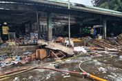 Damkar Gunakan Foam Padamkan Kebakaran Los Buah Pasar Induk Kramat Jati