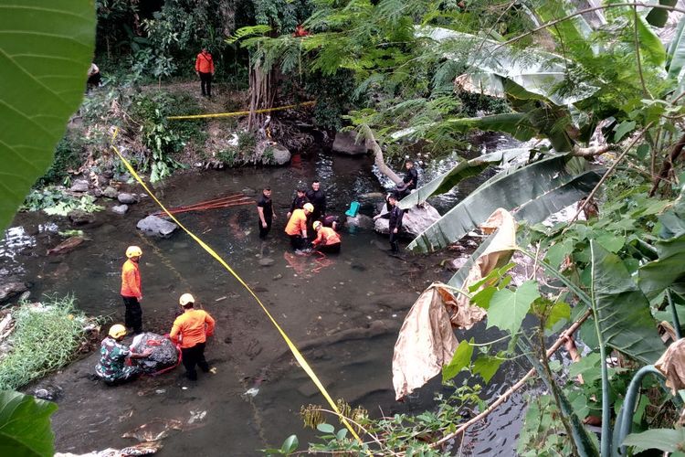 Benda Diduga Bom Udara Tertanam di Dasar Sungai Blitar, Jibom Polda Jatim Turun Tangan