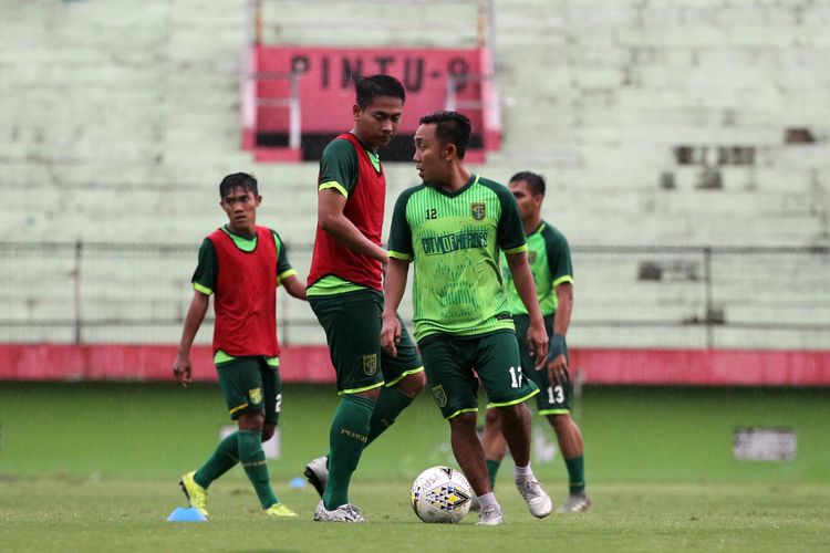 Pemain senior Persebaya Surabaya, Rendi Irwan latihan perdana untuk musim 2020 di Stadion Gelora Delta Sidoarjo, Jawa Timur, Senin (06/01/2020) sore.