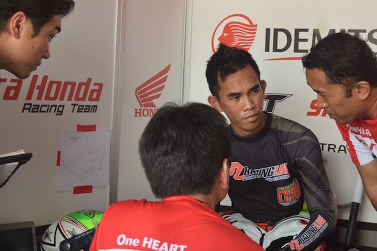 Pebalap Astra Honda Racing Team, Gerry Salim (tengah), berdiskusi dengan kru timnya setelah menyelesaikan sesi kualifikasi nomor Asia Production 250cc pada seri pertama Asia Road Racing Championship (ARRC) 2017 di Sirkuit Johor, Malaysia, Sabtu (1/4/2017).