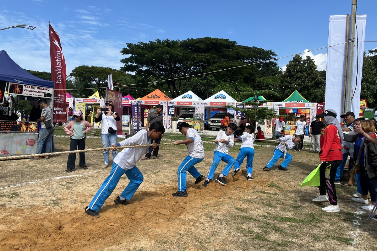 para peserta lomba tarik tambang di Surabaya Pesta Pora 2025 di THP Kenjeran, Kamis (29/5/2025).