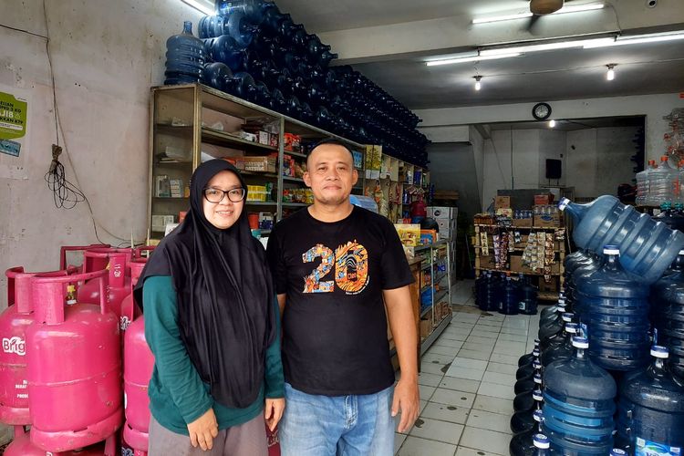 Imas Masriah (40) dan Asep Saepudin (46) pemilik Toko Pelangi di wilayah Ciparigi, Kecamatan Bogor Utama, Kota Bogor, Jawa Barat