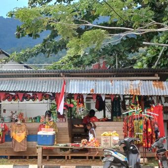 Pedagang berjualan pakaian di area luar Pasar Pos Lintas Batas Negara (PLBN) Skouw, Distrik Muara Tami, Jayapura, Papua, Sabtu (17/8/2024).