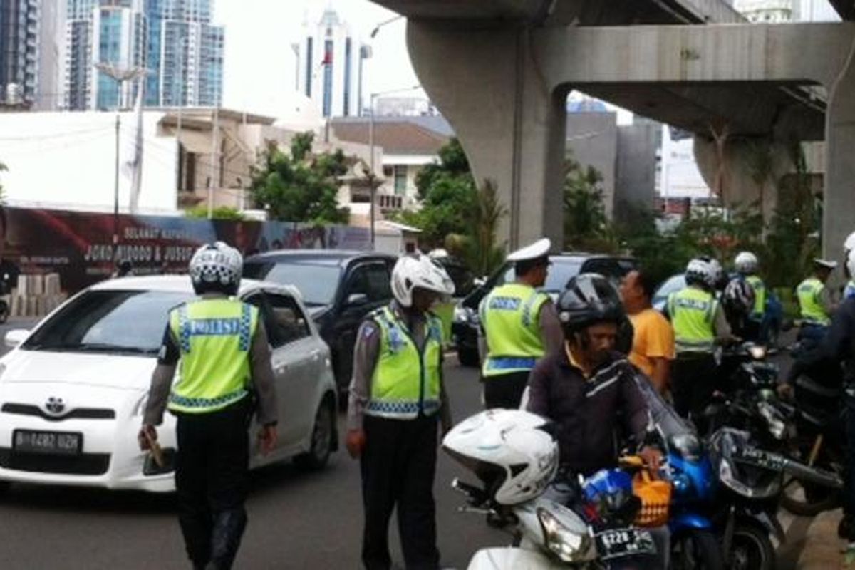 Operasi Zebra di Jalan Prof. dr. Satrio, Jakarta Selatan, Minggu (7/12/2014) pagi.