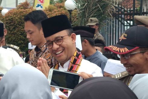 Anies Sebut Pemasangan Pohon Plastik di Trotoar Tanpa Izin Darinya