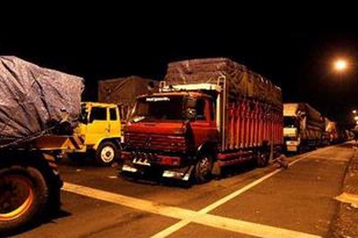 Antrean truk terlihat di gerbang tol Merak untuk menuju Pelabuhan Merak, Banten, Rabu (23/2/2011). Penumpukan kendaraan yang disebabkan berkurangnya jumlah kapal feri yang beroperasi tersebut mengakibatkan kemacetan panjang hingga gerbang tol Cilegon Barat. 