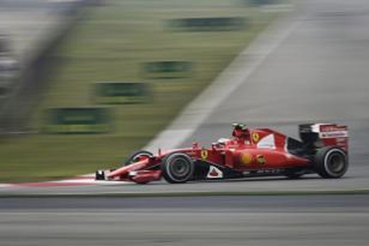 Pebalap Ferrari asal Finlandia, Kimi Raikkonen, memacu mobilnya pada sesi latihan kedua GP China di Sirkuit Shanghai, Jumat (10/4/2015).