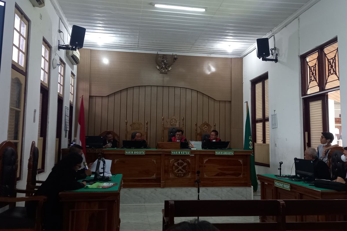 Hakim PN Medan saat membacakan penundaan sidang tuntutan bos judi online Apin BK, Senin (5/6/2023) 