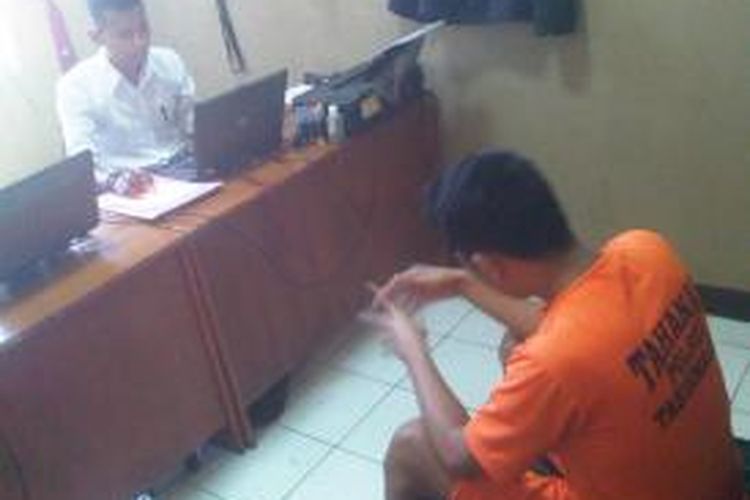 Seorang pelajar sekaligus anggota geng motor bernama Jaki (17), ditangkap polisi karena terlibat penjambretan dan pencurian motor, Senin (17/2/2014).