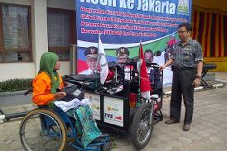 Sri Lestari sedang mempersiapkan sepeda motornya untuk melakukan perjanalan isnpiratif Sri 2014, dengan jarak tempuh 2500km melalui rute Aceh-Jakarta, yang dimuali dari Kota Banda Aceh, Minggu (7/9/2014). ***** K12-11