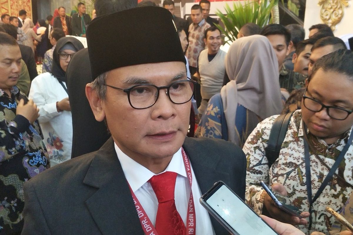 Anggota DPR terpilih periode 2019-2024 Johan Budi saat ditemui seusai pelantikan di Kompleks Parlemen, Senayan, Jakarta, Selasa (1/10/2019).  