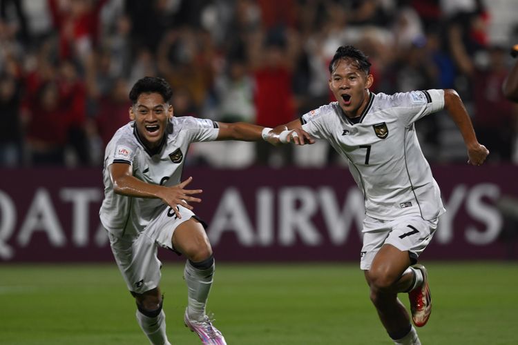 Pemain Timnas U17 Indonesia Zahaby Gholy (kanan) melakukan selebrasi bersama Mierza Firjatullah usai mencetak gol ke gawang Timnas Zambia pada laga Grup H Piala Dunia U17 di Lapangan 7 Aspire Zone, Doha, Qatar, Selasa (4/11/2025). ANTARA FOTO/Bayu Pratama S/fzn/bar