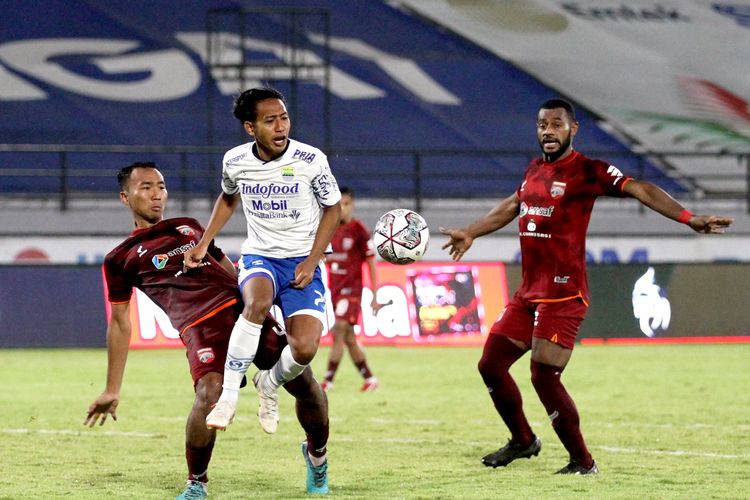 Pemain Persib Bandung Beckham Putra dijaga ketat pemain Borneo FC pada pertandingan pekan 20 Liga 1 2021-2022 yang berakhir dengan skor 0-1 di Stadion Kapten I Wayan Dipta Gianyar, Selasa (18/1/2021) malam