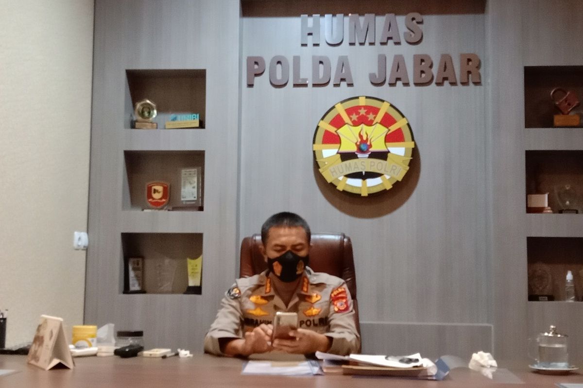 Kabidhumas Polda Jabar Kombes Pol Ibrahim Tompo tengah menjelaskan perkembangan kasus pembunuhan ibu dan anak di Subang.