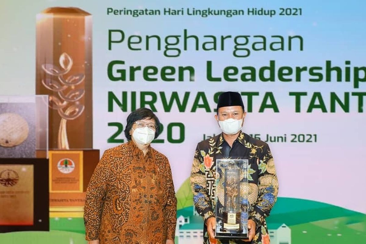Wali Kota Madiun Maidi menerima penghargaan Green Leadership ??Nirwasita Tantra 2020?? dari Kementerian Lingkungan Hidup dan Kehutanan di Jakarta, Selasa (15/6/2021). Kota Pendekar meraih penghargaan lantaran berhasil merumuskan dan menerapkan kebijakan dan program kerja, sesuai dengan prinsip pembangunan berkelanjutan menuju green economy.
