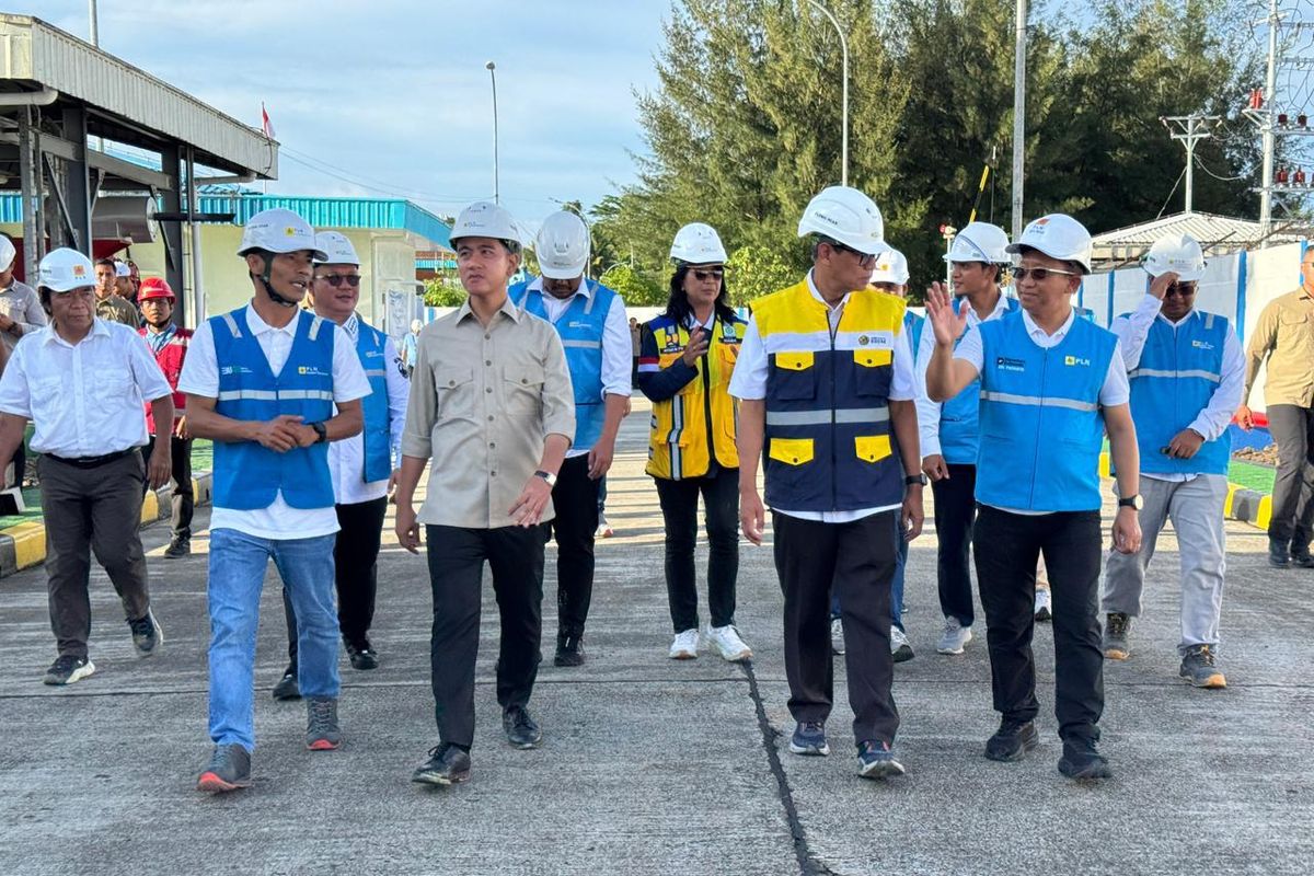 Wakil Presiden (Wapres) RI Gibran Rakabuming Raka saat melakukan kunjungan kerja (kunker) ke pembangkit listrik tenaga mesin gas (PLTMG) Nias, Sumatera Utara (Sumut), Minggu (21/12/2025).