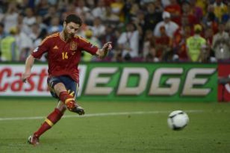 Gelandang Spanyol, Xabi Alonso, melakukan eksekusi penalti, pada babak adu penalti Piala Eropa 2012 melawan Portugal, di Donbass Arena, Donetsk, 27 Juni 2012. Alonso memutuskan pensiun dari sepak bola internasional pada Rabu (27/8/2014).