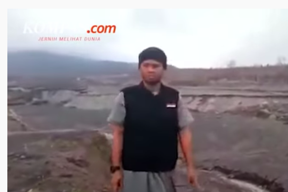 Tangkapan layar video viral seorang pria yang tendang sesajen di Semeru